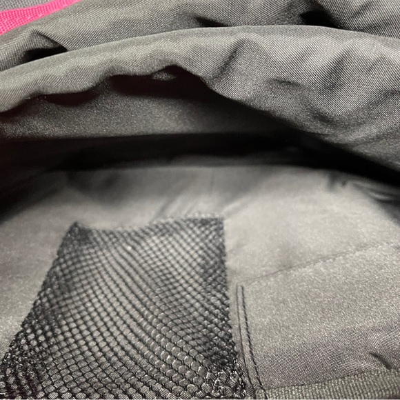 Victoria's Secret PINK messenger style crossbody/ laptop case with padded bottom - Picture 7 of 8